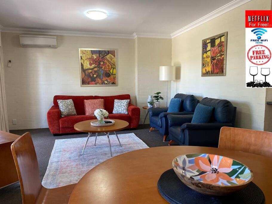 SUBI CENTRAL CLOSE CBD HOSPITALS WIFI NETFLIX WINE - B&B
