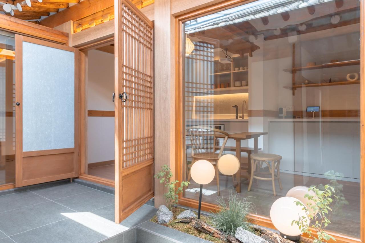 B&B Seoul - Luxury hanok with private bathtub - Jinseojae - Bed and Breakfast Seoul