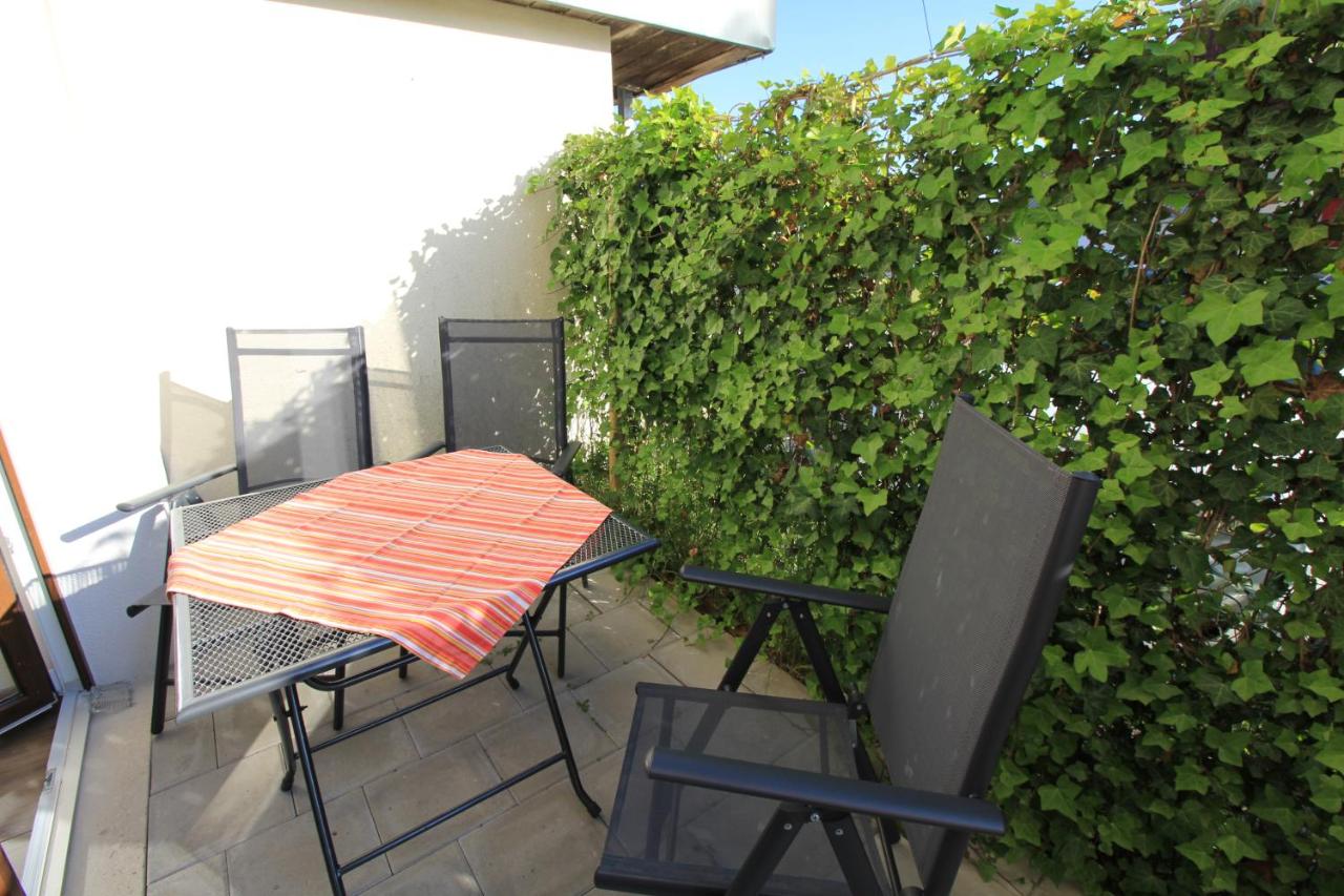 Schwarzwälder Tierplätzchen - Terrasse und Parkplatz - Bed and Breakfast