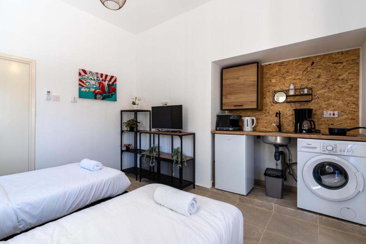 B&B Larnaca - Mufasa Studio in Larnaca w/Terrace - Bed and Breakfast Larnaca