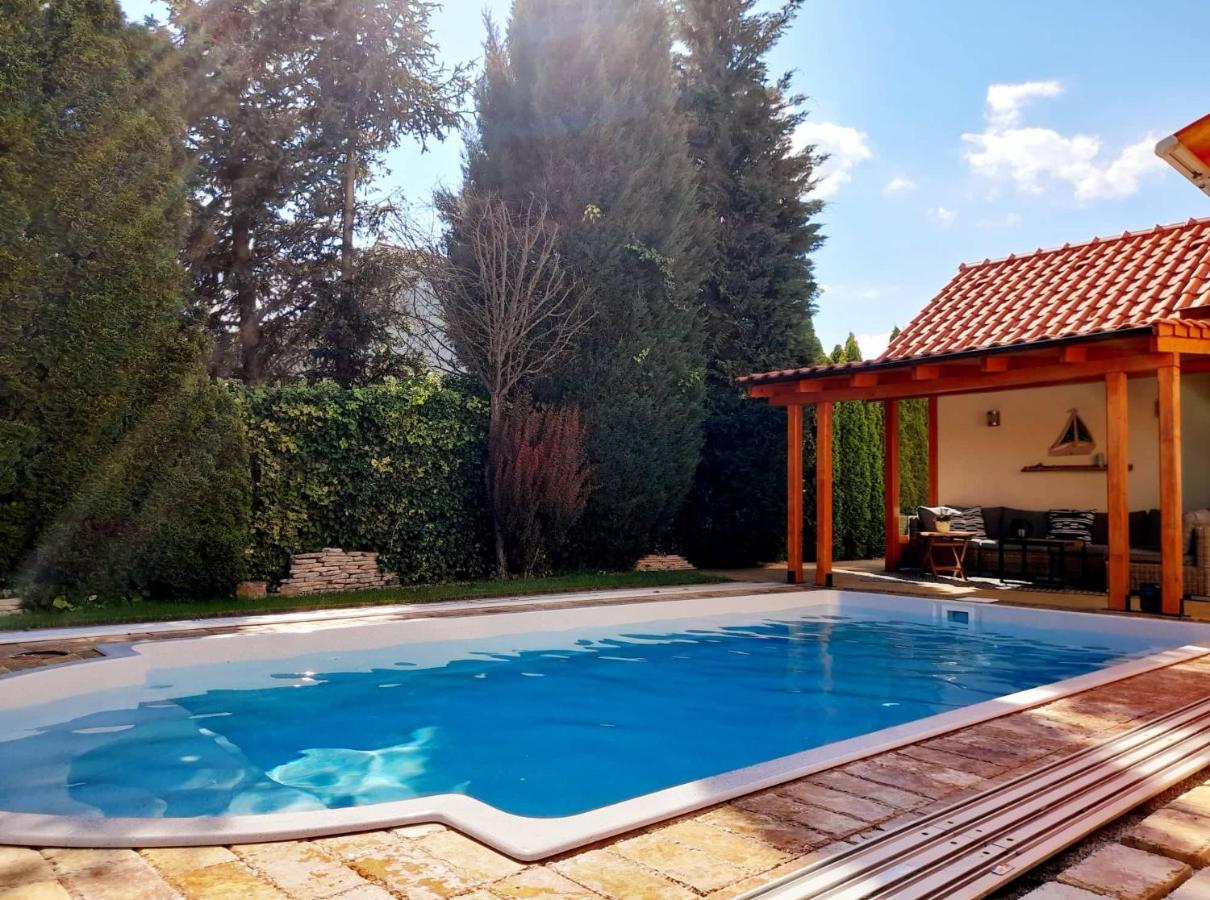 Canadian style house with 3D effect pool - Ferienwohnung Vinosady