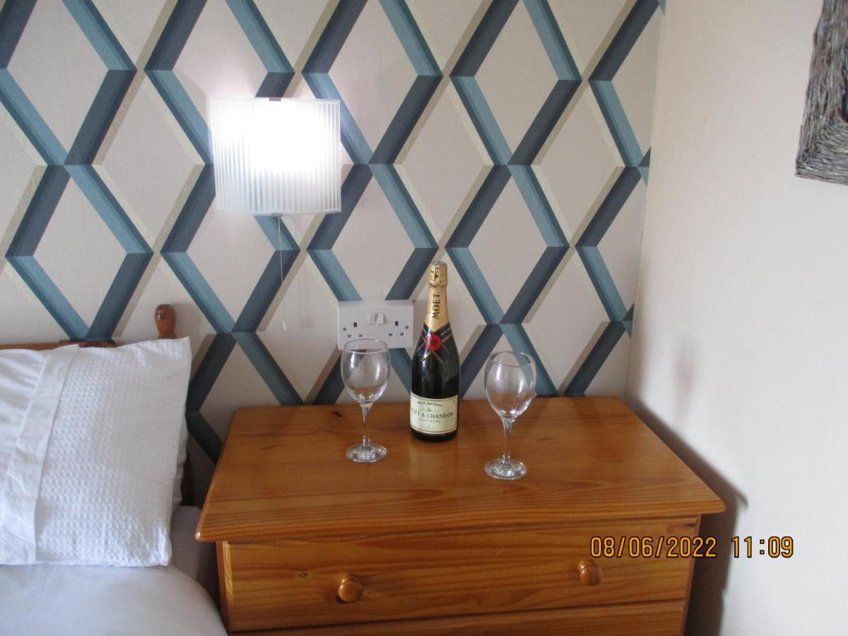 Sefton Lodge SEAFRONT ,PANORAMIC SEA VIEW ENSUITE BALCONY ROOMS AVAILABLE, GUEST GARDEN - Ferienwohnung Paignton