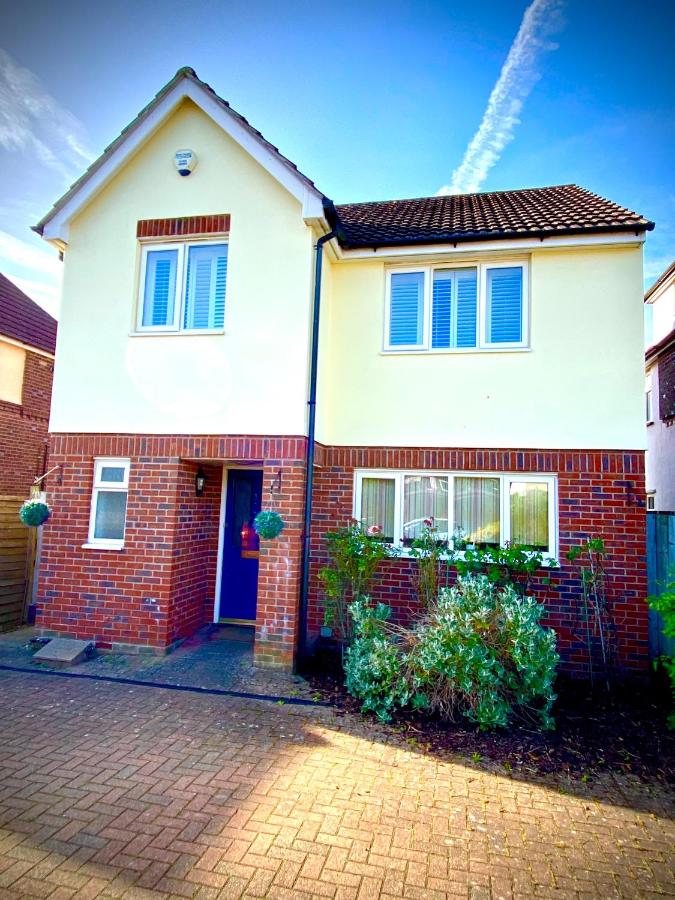 NEW! Luxury YELLOW HOUSE Bright Modern Detatched Home with PRIVATE PARKING, NETFLIX Close Luton, M1, and AIRPORT Ideal for Families, Professionals, Consultants, LONGER STAY OPTIONS - Ferienwohnung