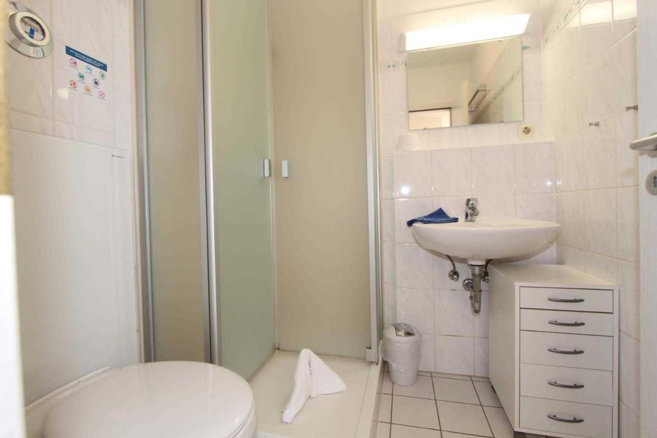 One-Bedroom Apartment with Shower