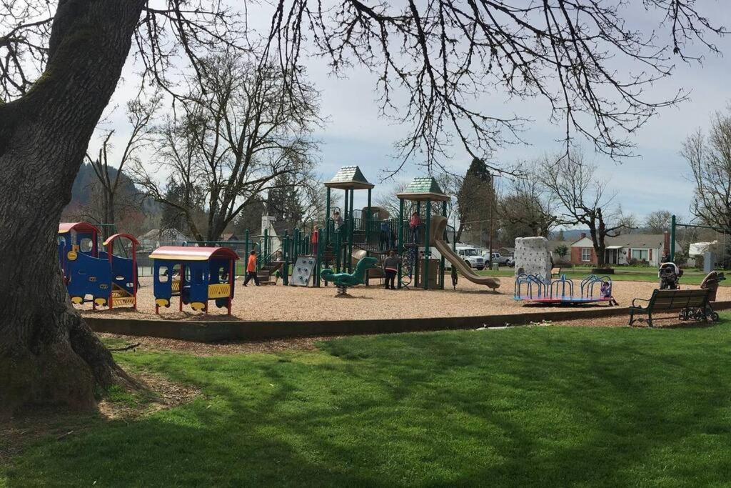 Adorable Home on the Park 10 Miles South of Eugene - Ferienwohnung