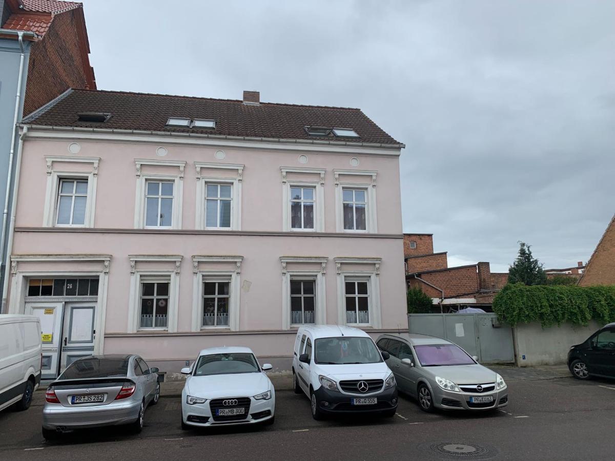 Best-Preis Ferienwohnung mit Netflix, Self-Check-In, eBike Ladestation im Fahrradraum, WLAN - direkt am Elberadweg im Herzen von Wittenberge - Chambres d'hôtes Wittenberge