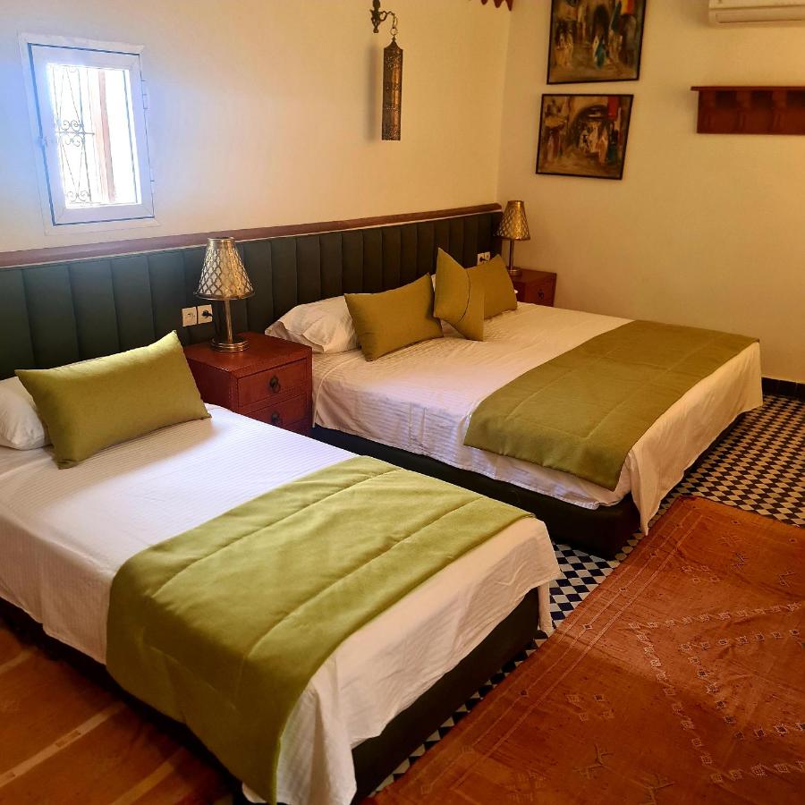 Dreibettzimmer mit Stadtblick