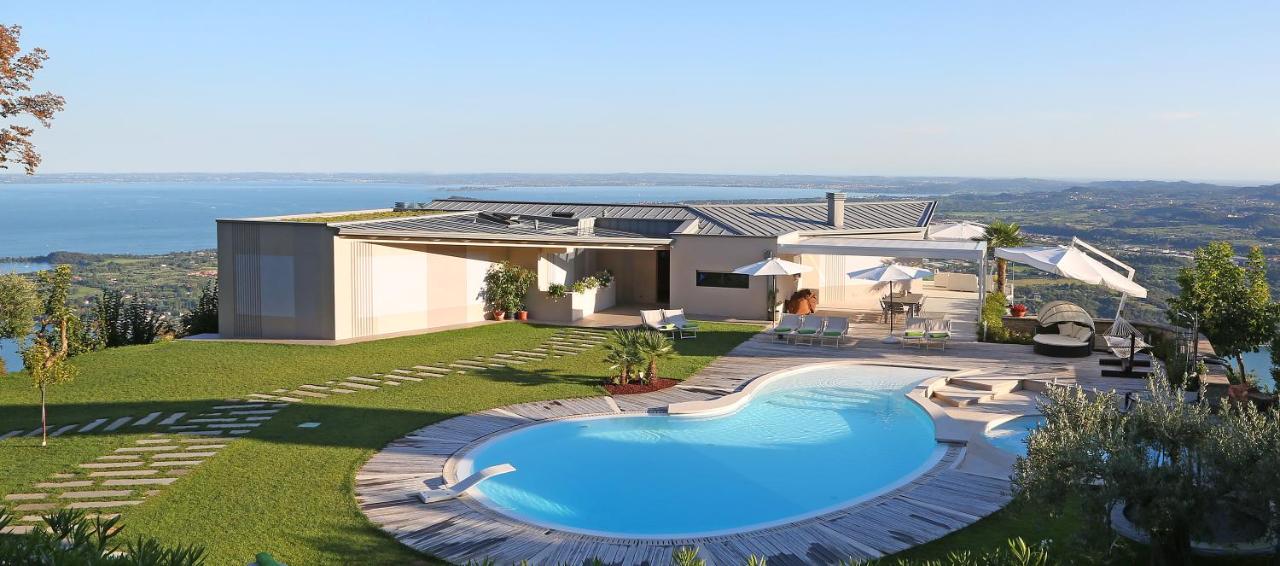 Villa Luna Stunning Modern Villa Shared Infinity Pool, Big garden, Fantastic lake view,AC, - B&B