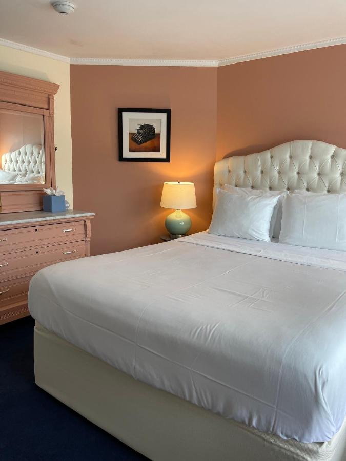 Queen Room with Detached Bath