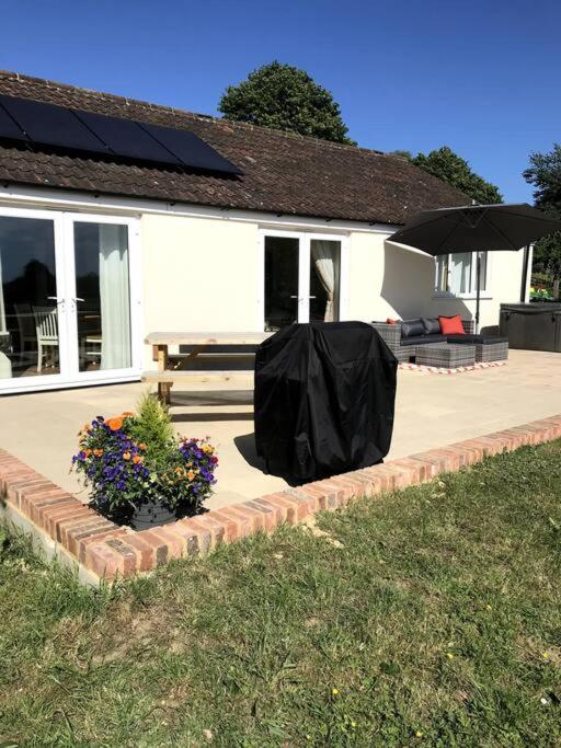 B&B Yeovil - Lovely two bedroom bungalow with hot tub - Bed and Breakfast Yeovil