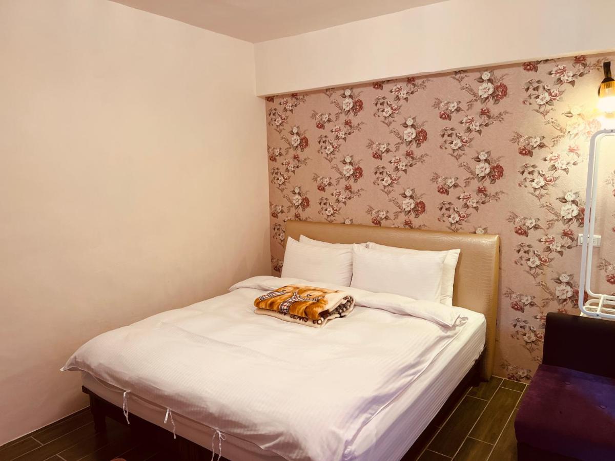 Habitación con cama grande y balcón