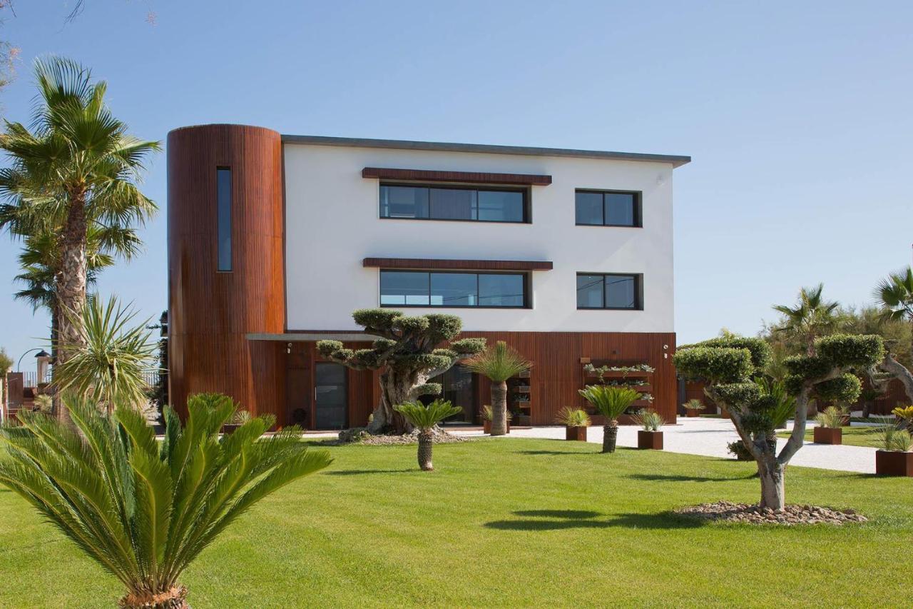 Habitación con cama extragrande y vistas al mar