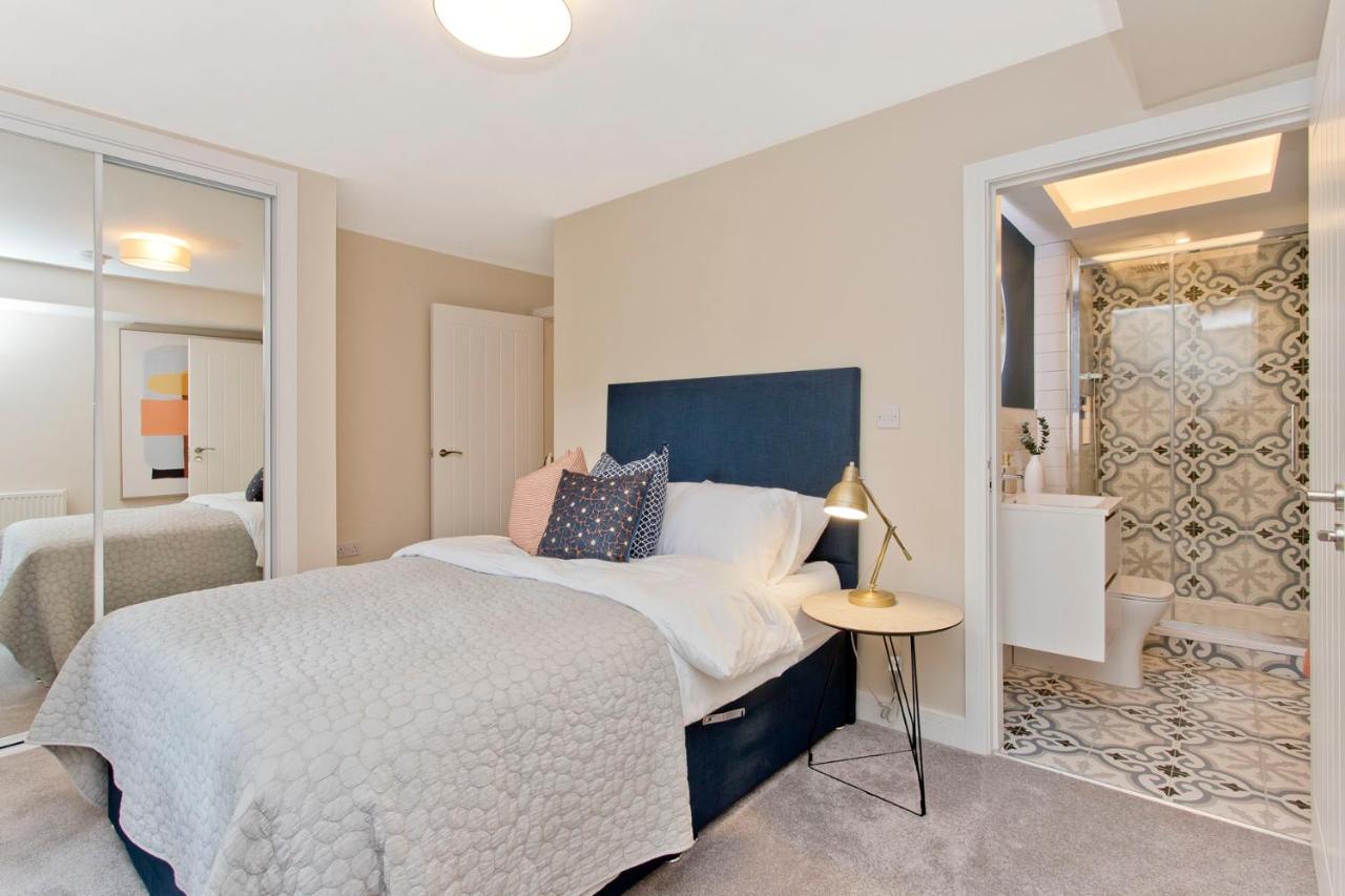 Modern City Centre 2 Bedroom 2 Bathroom Apartments, Main Door Ground with Private Parking - B&B Edimburgo