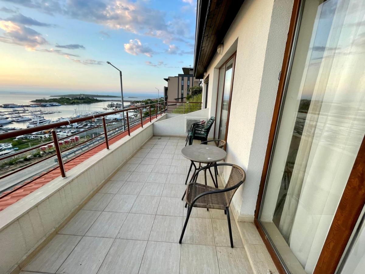 Romantic Getaway 1-BD Apartment with Sea View by Flat Mаnаger - Chambres d’hôtes Sozopol