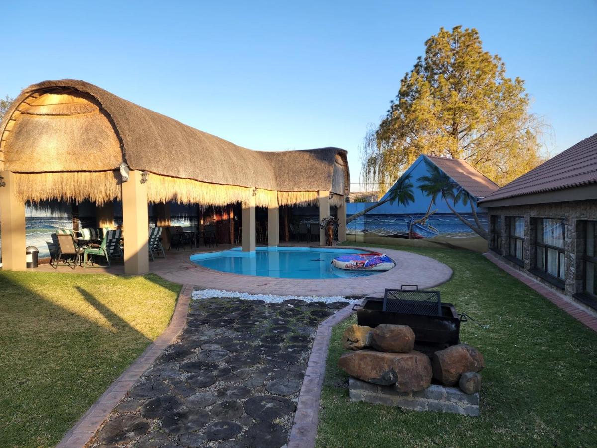 B&B Standerton - The Log Cabin Apartments Hotel - Bed and Breakfast Standerton