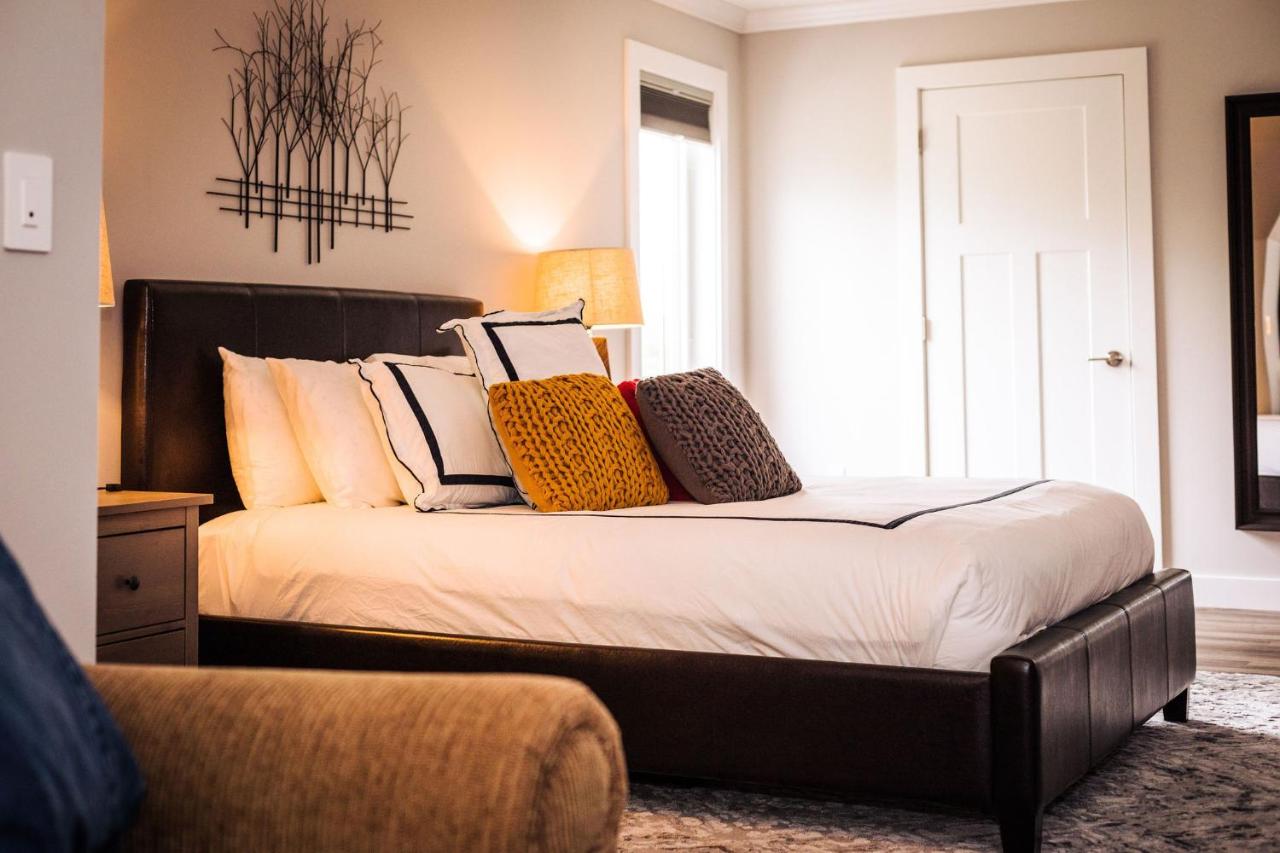 Habitación con cama extragrande y vistas al jardín 