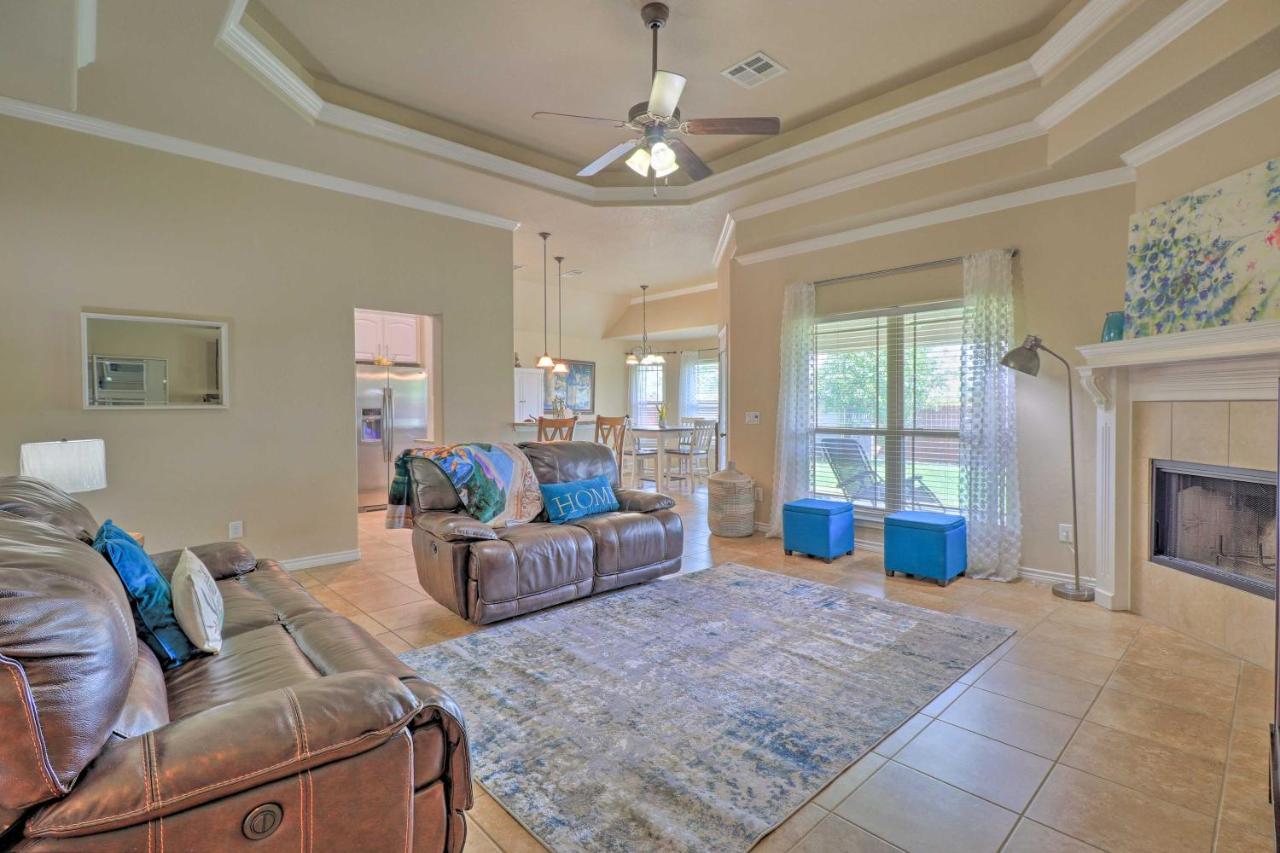 Unwind Fireside! Harker Family Retreat with Yard - Bed and Breakfast Harker Heights