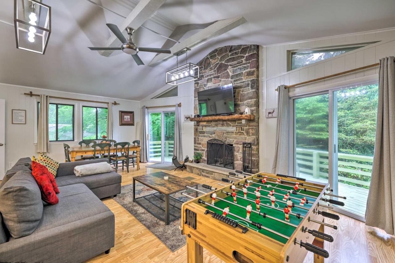 B&B Tobyhanna - Tobyhanna Home Private Deck, Hot Tub and Game Room! - Bed and Breakfast Tobyhanna