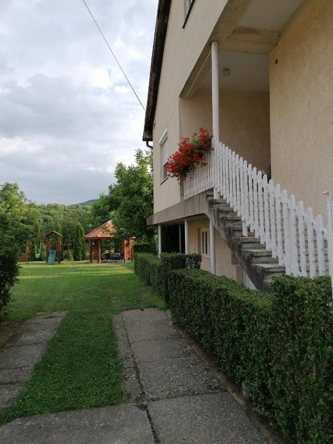 Apátságúti Vendégház - B&B