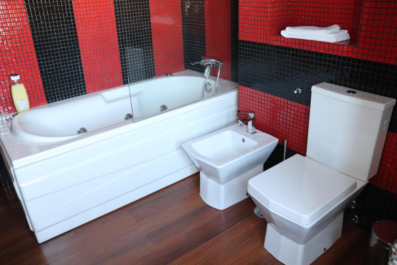 Zimmer mit Queensize-Bett und Whirlpool-Badewanne