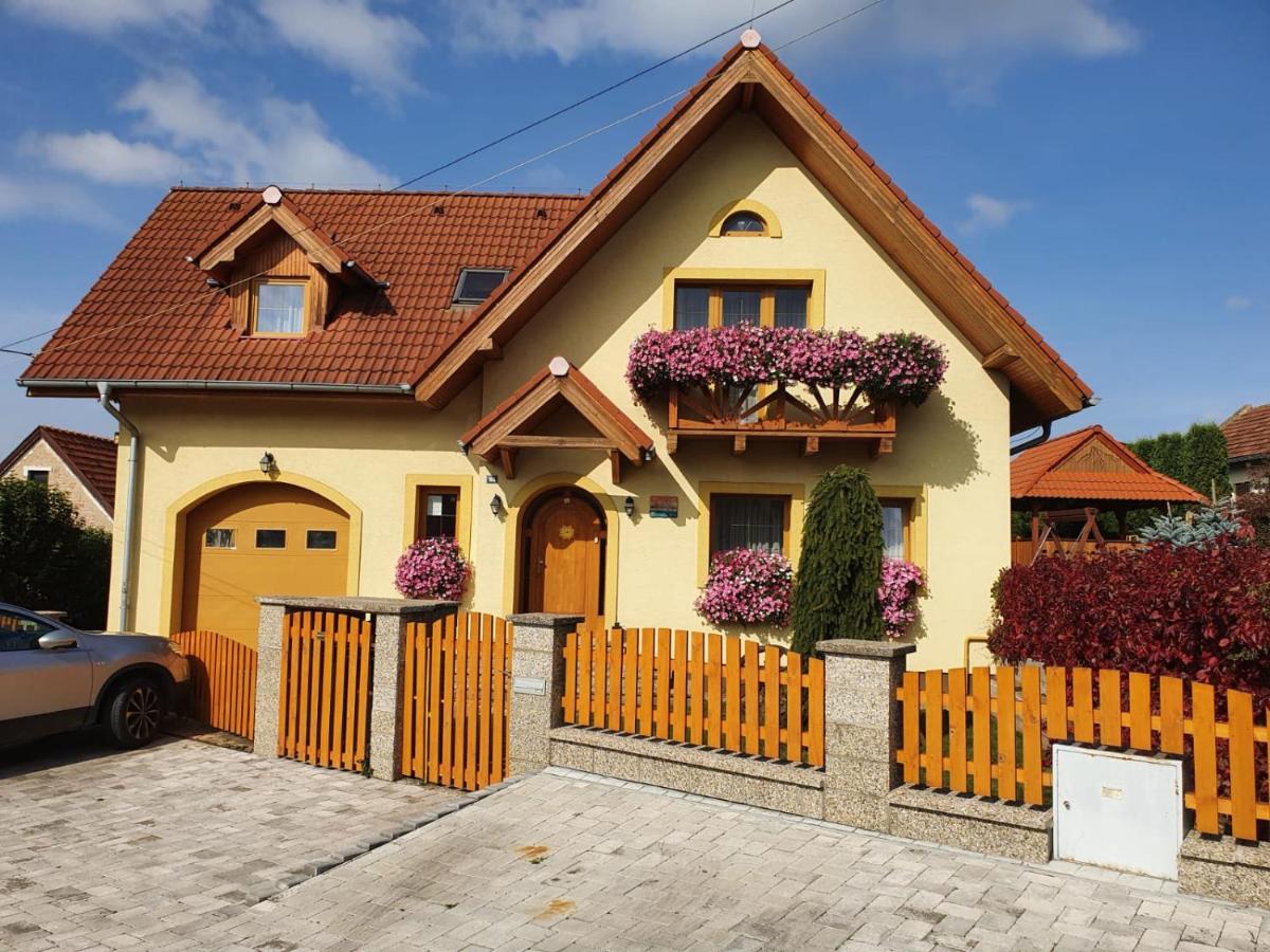 Žltý dom Vrbov - Ferienwohnung Menhardsdorf