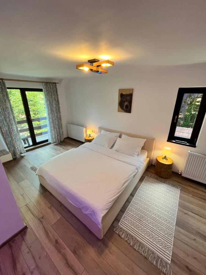 Habitación con cama extragrande.