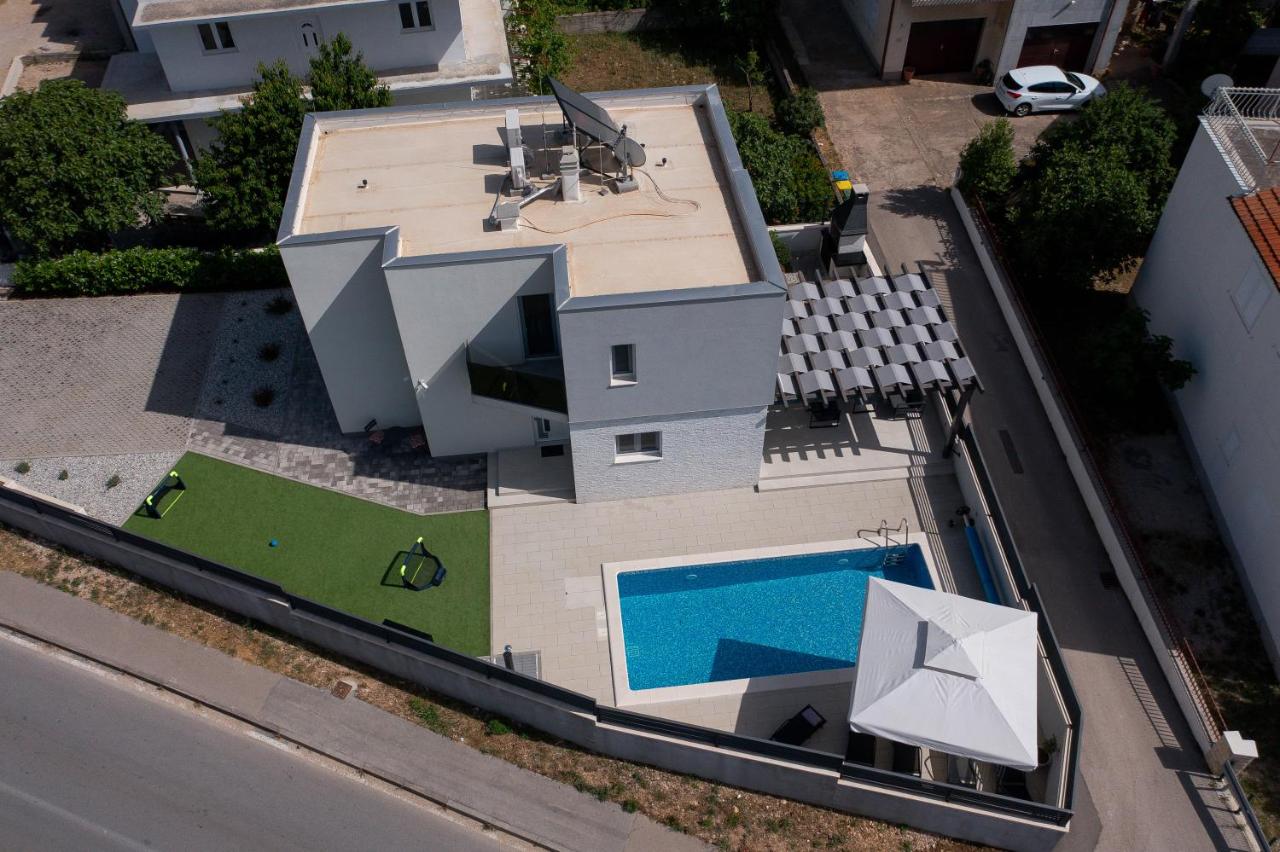 Villa Lumaka Sun - Amazing Home In Brodarica with 4 Bedrooms, Wifi, Outdoor Swimming Pool and Heated Swimming Pool - Bed and Breakfast