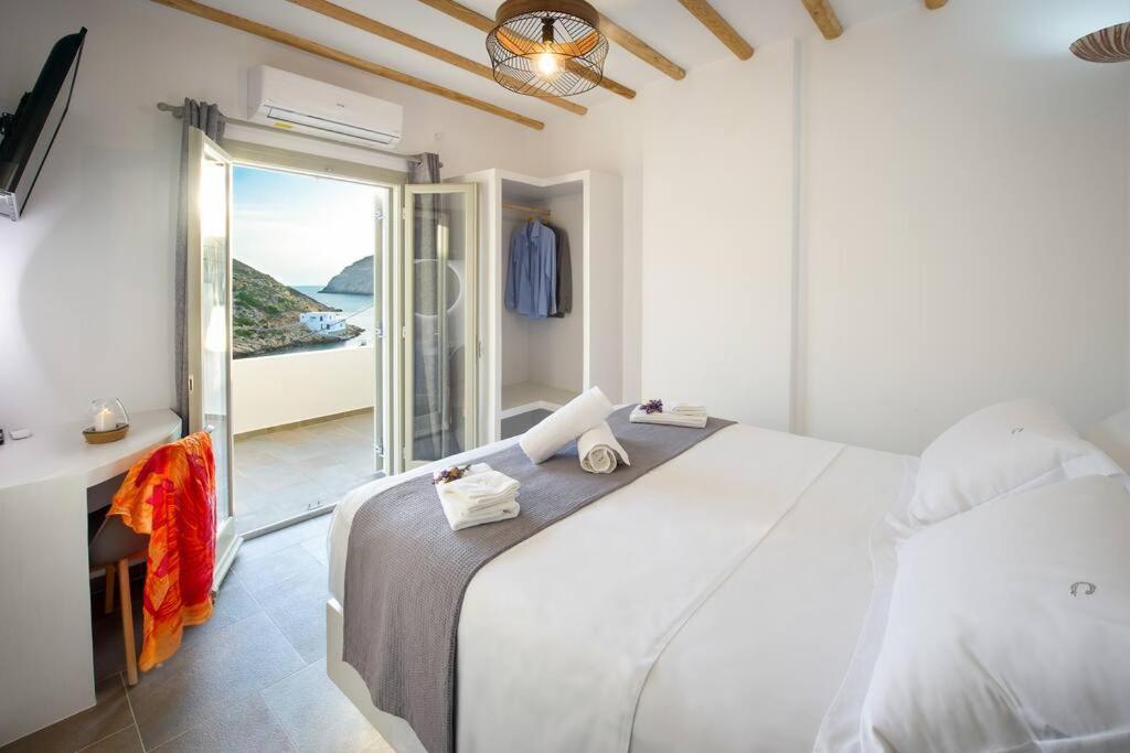 Droufakos’ home - Beachfront Lux 2BD apt. w. Views - B&B