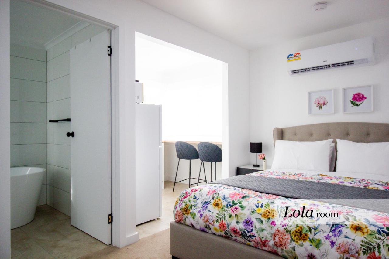 Lola - Deluxe Queen Studio with Bath, ground floor
