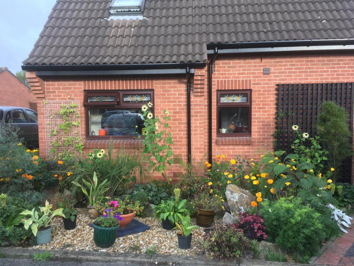 B&B Heanor - Self Contained Ground Floor Bedroom with Ensuite Wet room Continental breakfast included Parking for 1 car outside - Bed and Breakfast Heanor