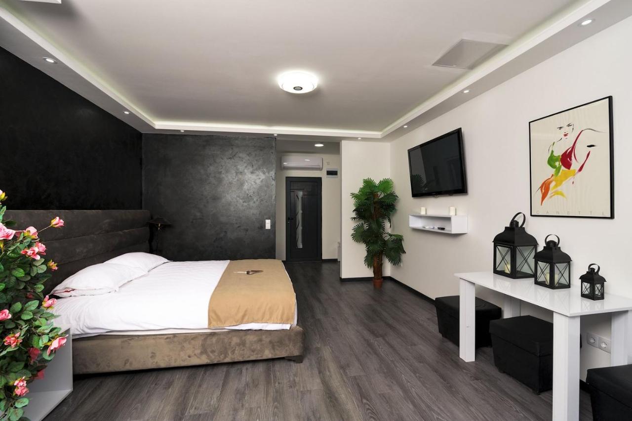 Deluxe Room (2 Adults + 1 Child)