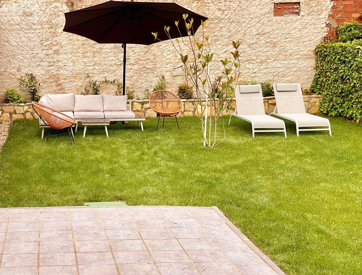 Housing León Casa con Jardín - B&B León
