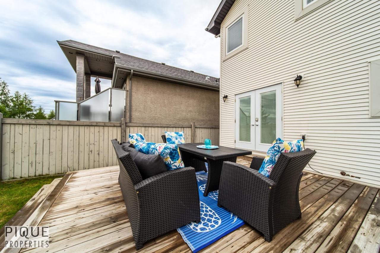 LUXURIOUS 6 Bed Home I Fireplace I near Sports Park I with Double Garage & Fast WiFi! - B&B Edmonton