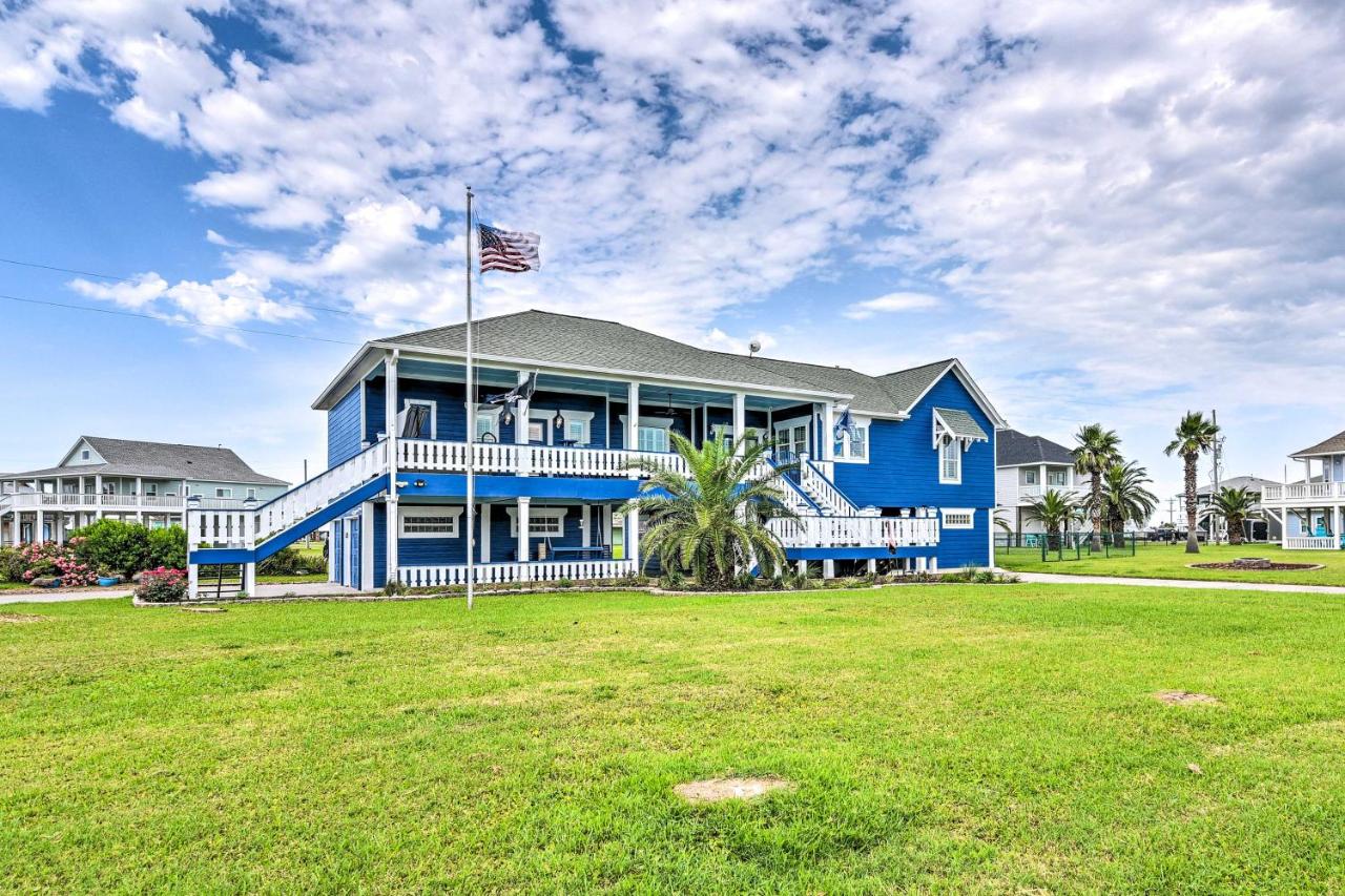 B&B Crystal Beach - Beautiful Crystal Beach Escape with Large Deck! - Bed and Breakfast Crystal Beach