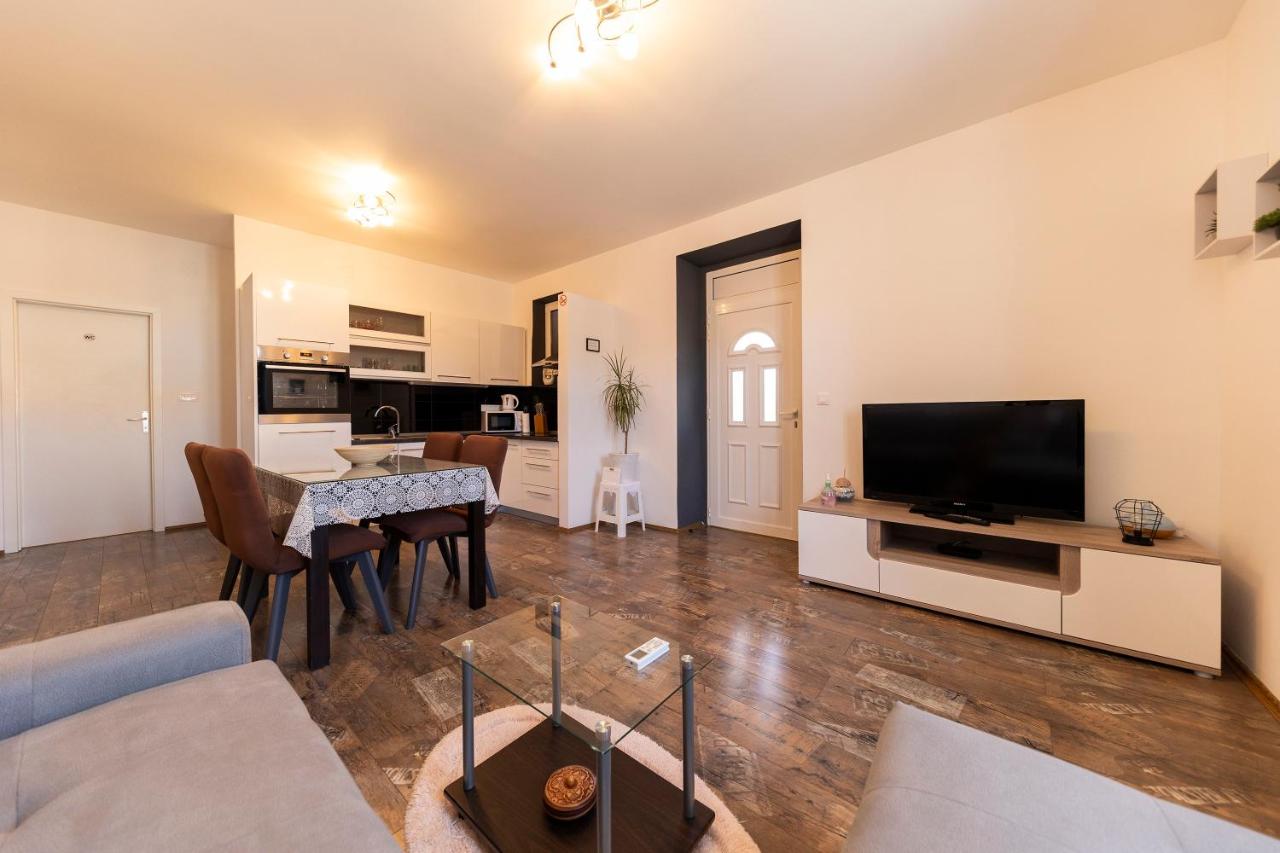 Beachfront Apartment Roko - Chambres d’hôtes Petrcane