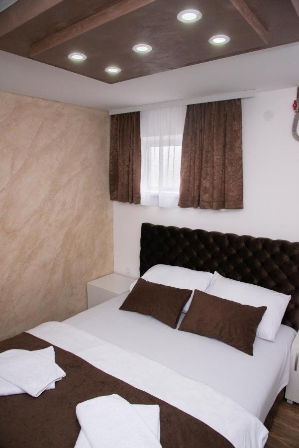 Deluxe Room (2 Adults + 1 Child)