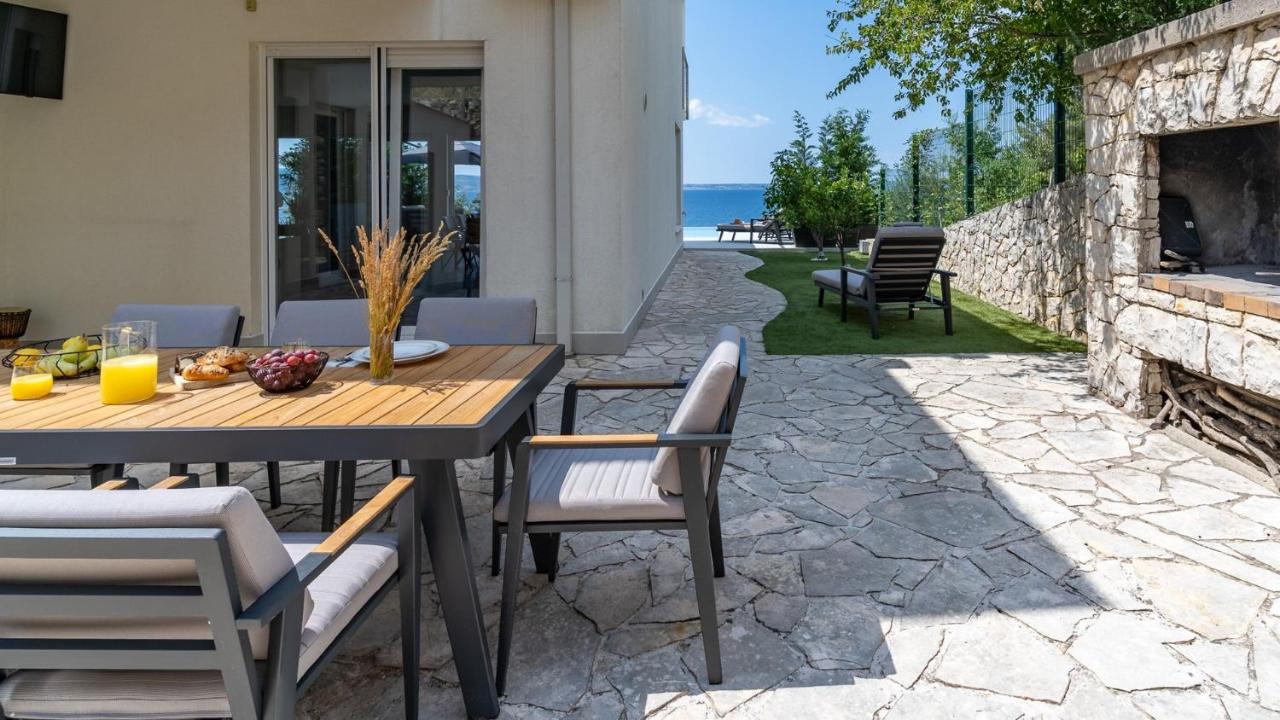NEW! Seaview Villa ABA with 38sqm heated infinity pool, 4 bedrooms, Media room, 150m from sea - B&B