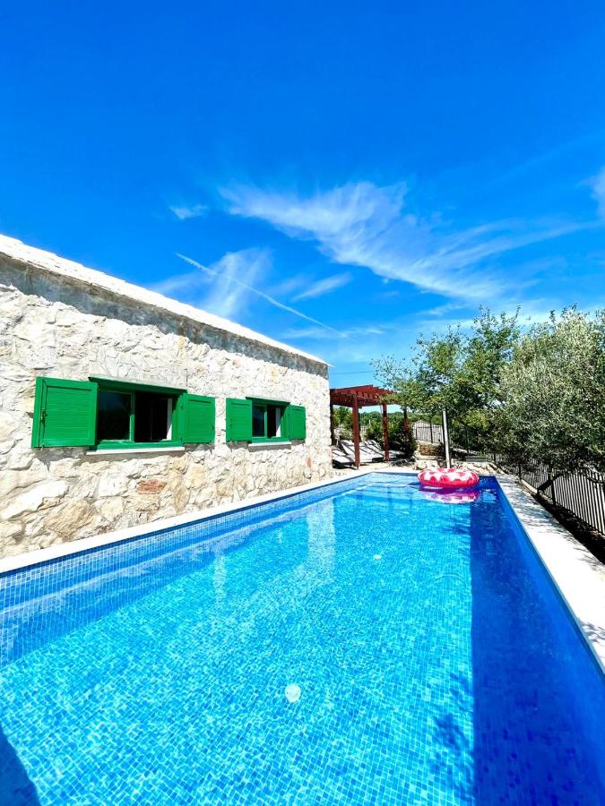 Villa Sagosde with Swimming Pool and Mini Golf - B&B Zagvozd