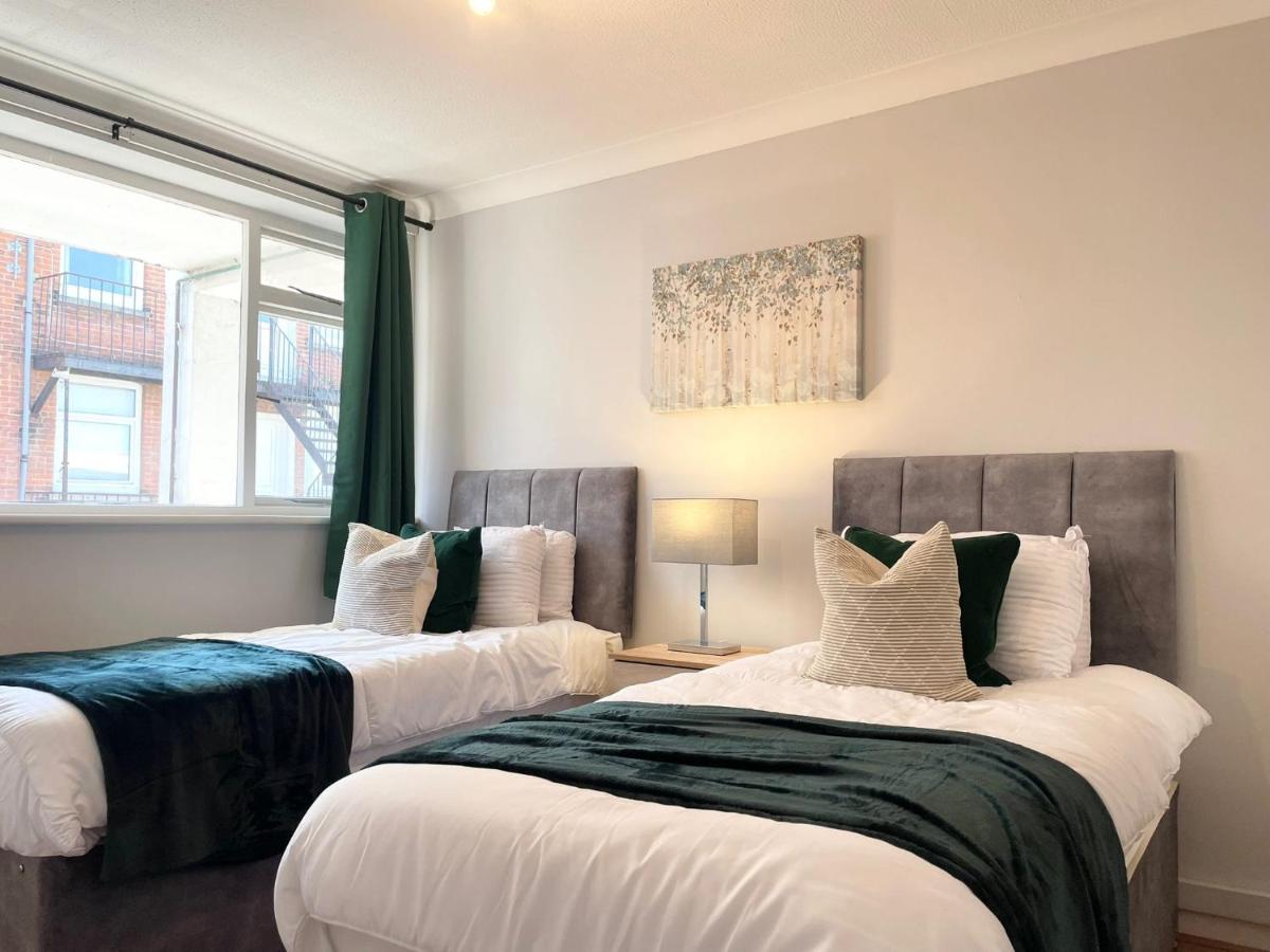 B&B Portsmouth - BEST PRICE! Wonderful 2 bedroom, 2 Superkings or 4 singles, fantastic location & free parking! - Bed and Breakfast Portsmouth