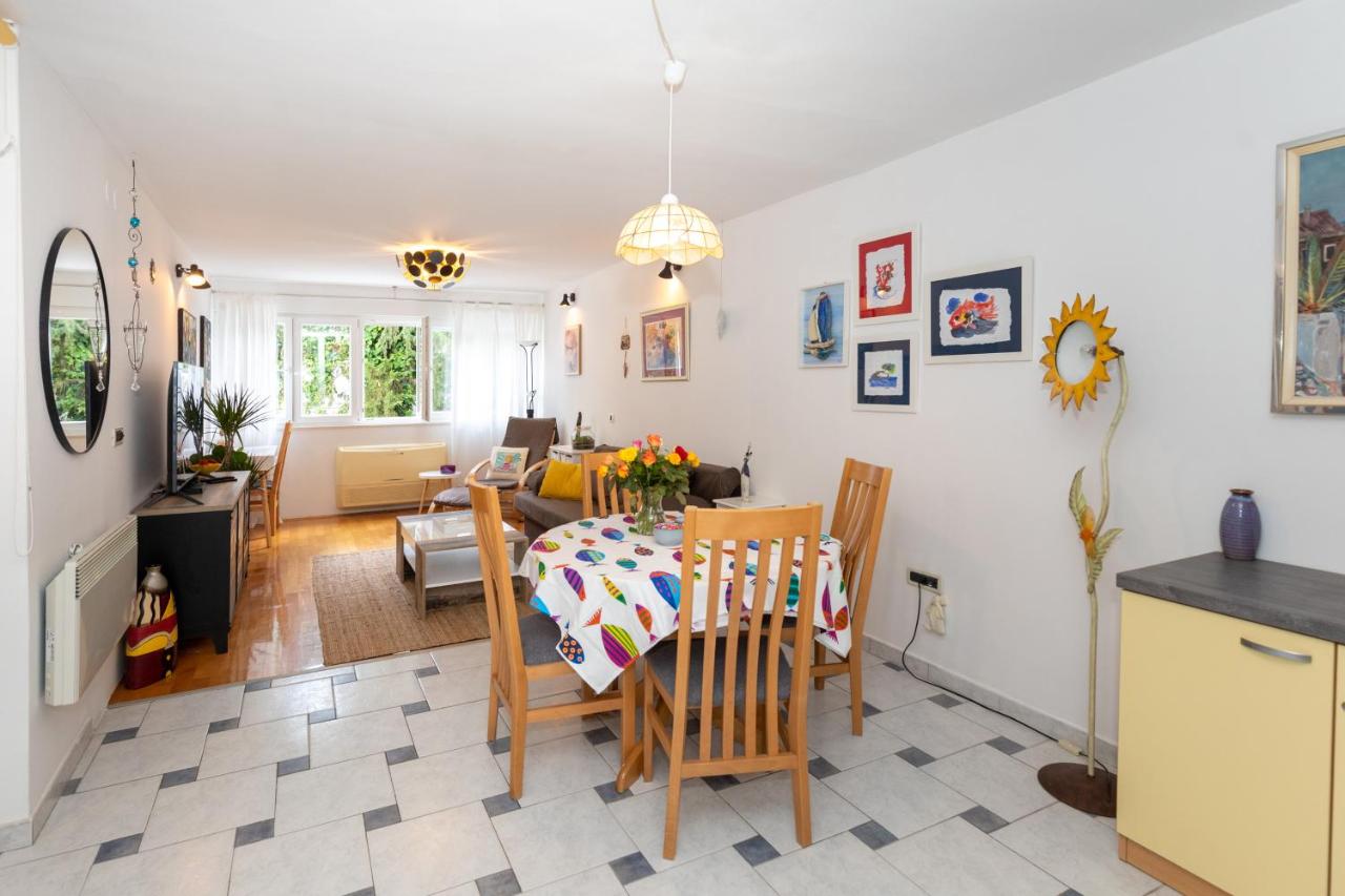 Spacious Split Apartment - Balcony & Near Old Town - B&B