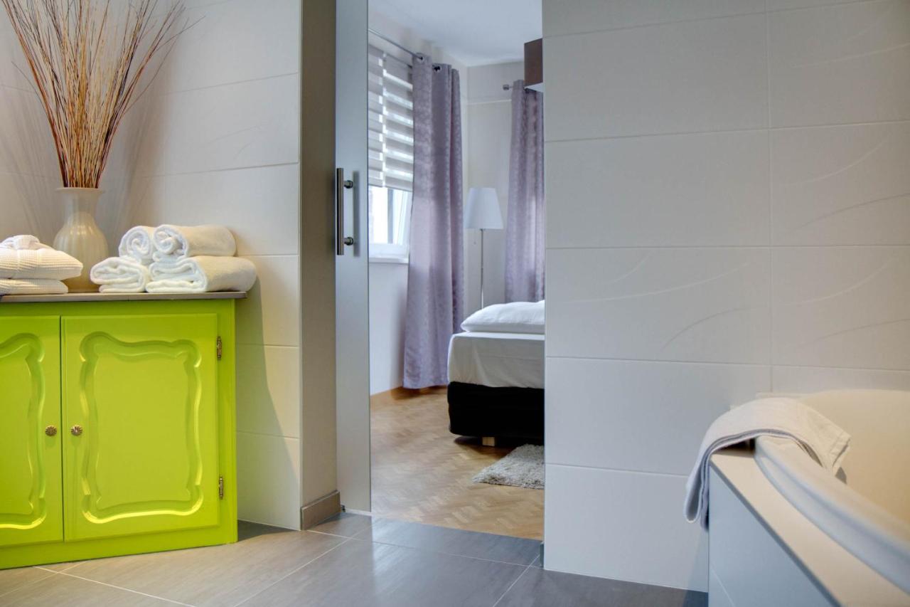 Suite con cama grande y balcón