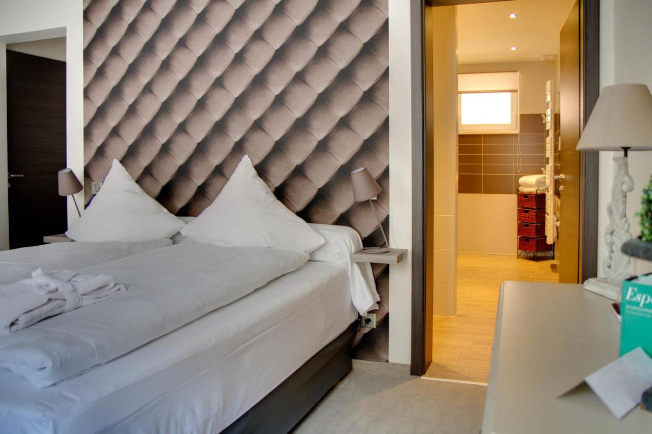 Habitación con cama extragrande.