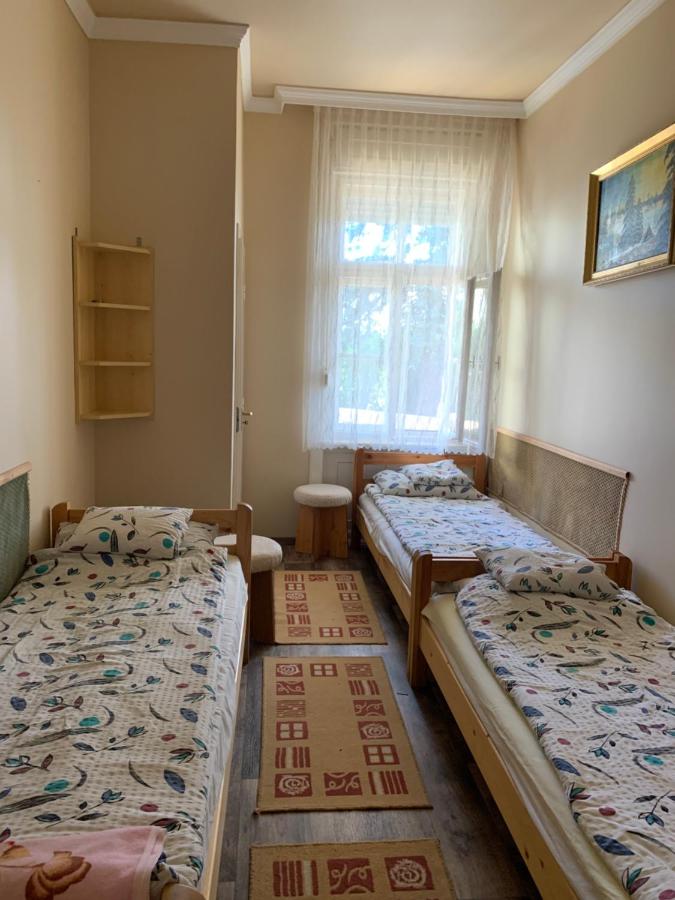 Dreibettzimmer mit Gartenblick
