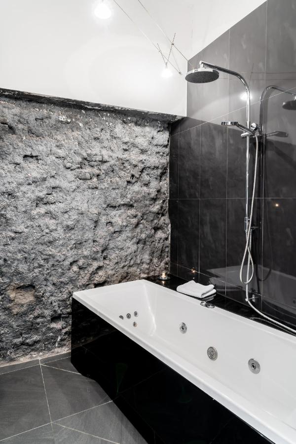 Queen Room with 1-person Hot Tub
