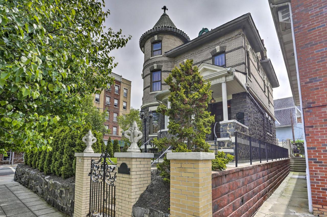 B&B North Bergen - Luxurious Victorian Home Steps to County Park - Bed and Breakfast North Bergen