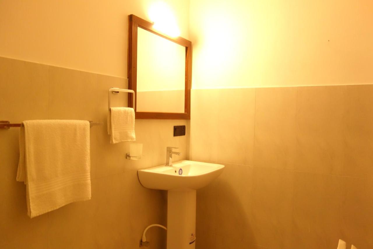 Swan Lake Habarana - B&B