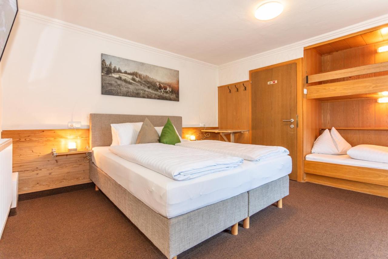 Camera Familiare con Vista Giardino