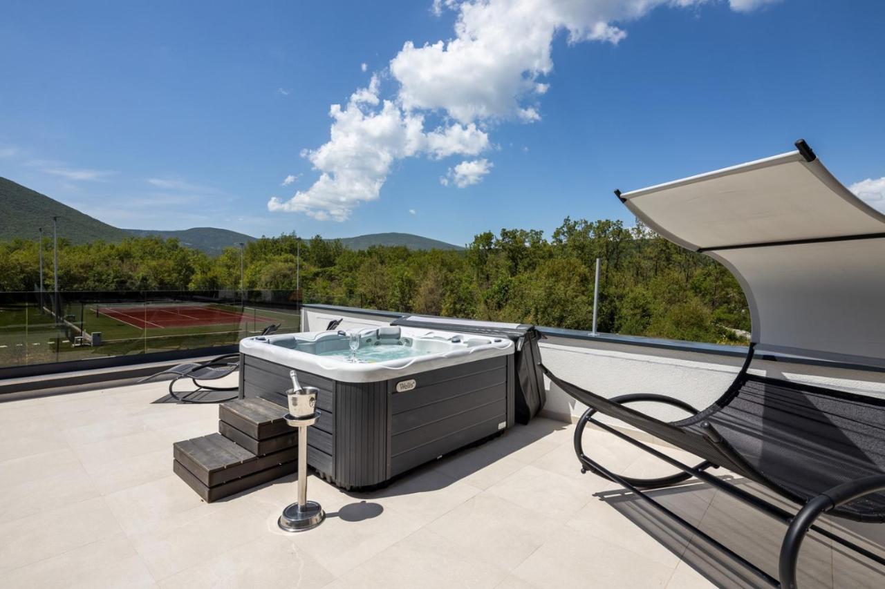 NEW! Villa Nella Foresta with private 66sqm heated pool, Whirlpool, Tennis court, Gym, Billiards, 4 en-suite bedrooms - Chambres d’hôtes Radošić
