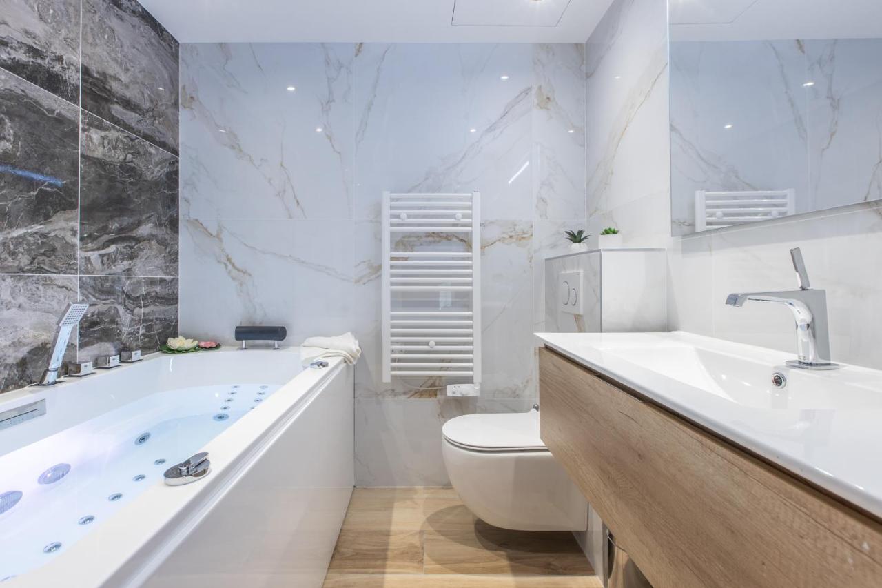 RUBIS Four-Bedroom Apartment with balcony