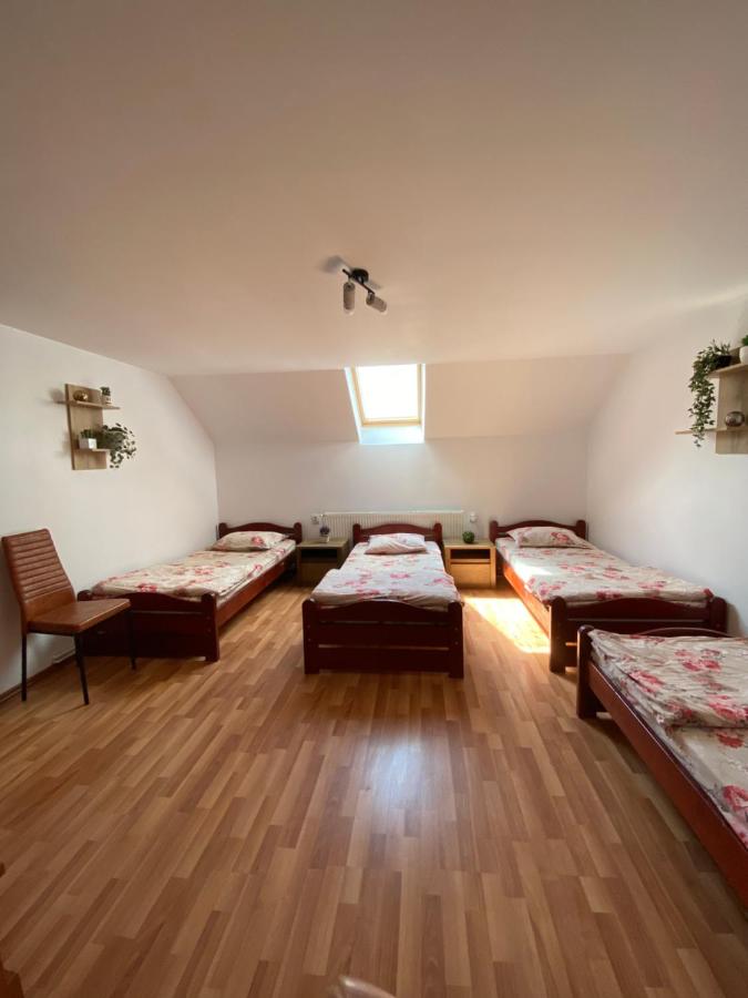 Tweepersoonskamer met 2 Aparte Bedden en Badkamer